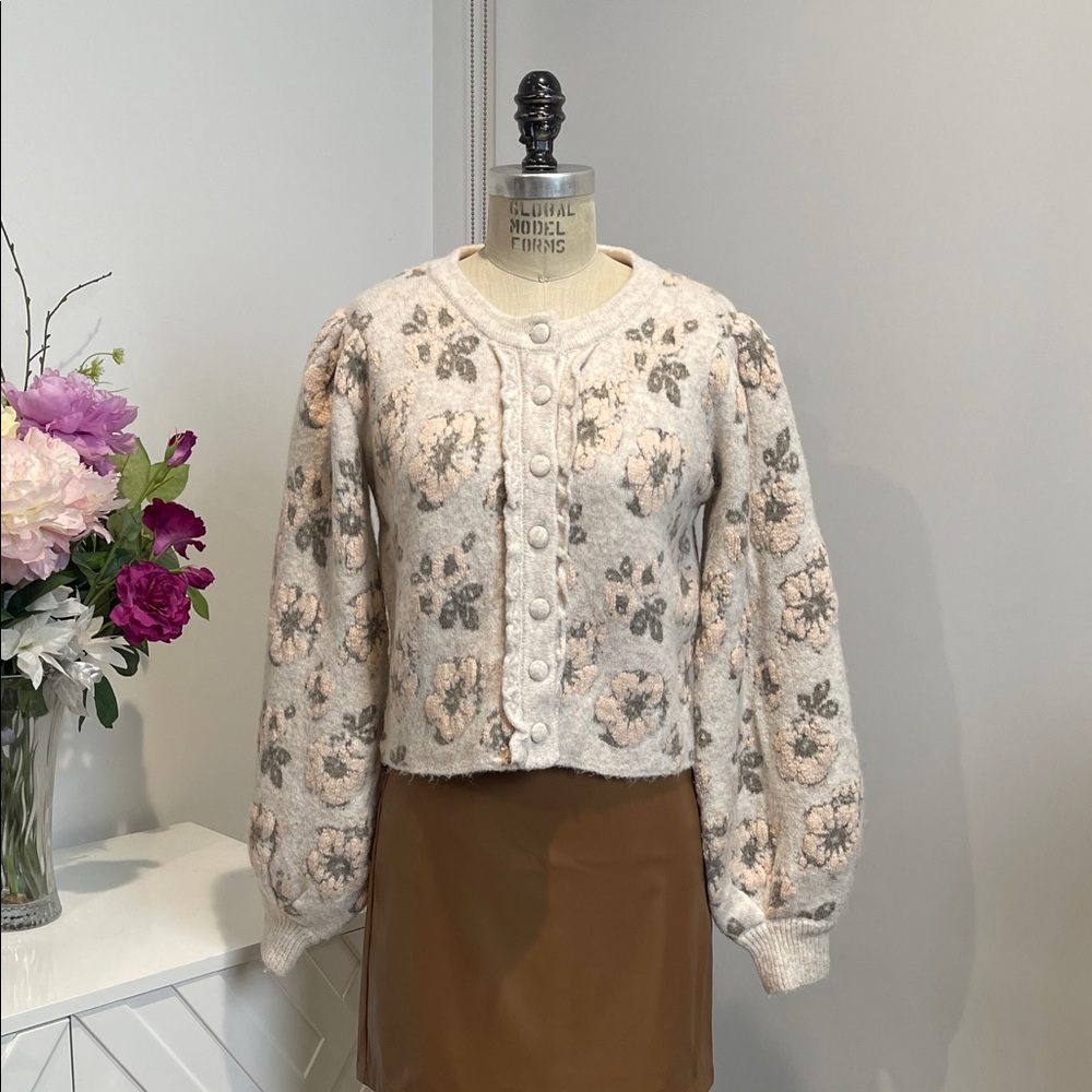 NWT Light Taupe Floral Knit Puff Sleeve Button-Up Chunky Cardigan SpringSweater
